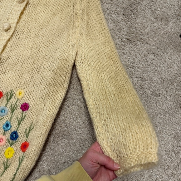 Vintage 50s 60s Handmade Floral Embroidered Cream Cardigan Sweater from Italy - Picture 4 of 9